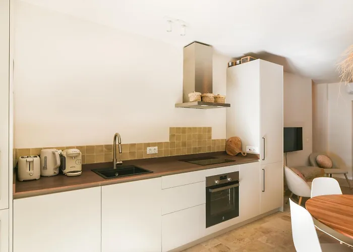 Choose From Mistral Or * מאלגה