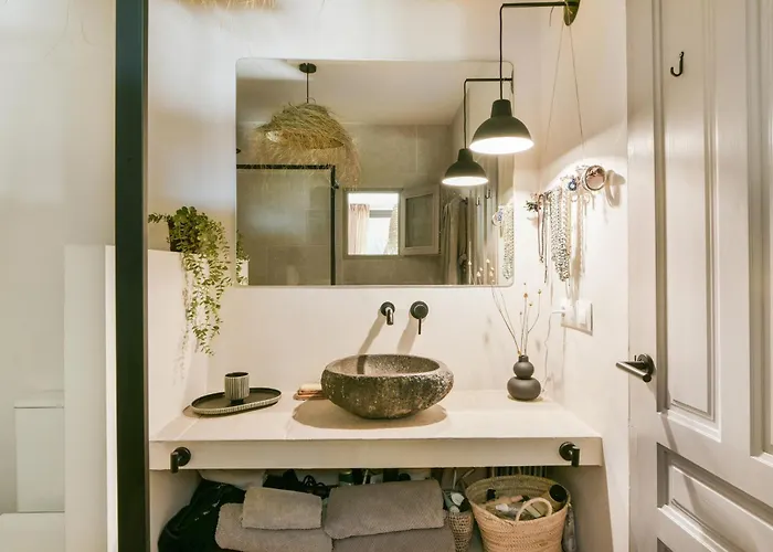 Choose From Mistral Or דירה מאלגה